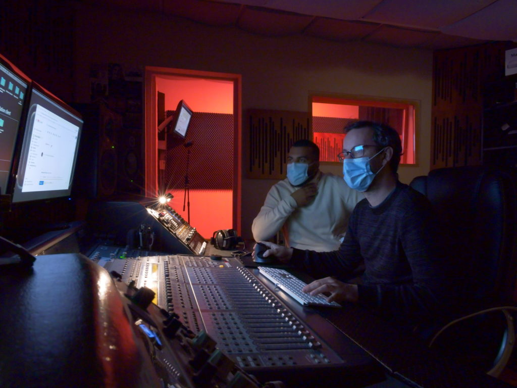Studio Replug : deux ingénieurs son travaillant dans un studio d'enregistrement