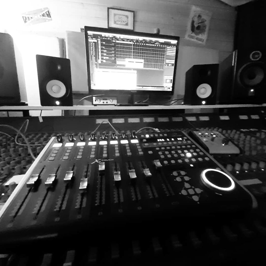 149 studio : table de mixage d'un studio d'enregistrement à Nice
