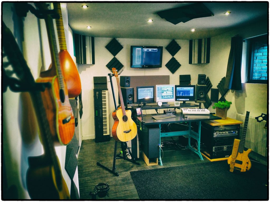 Studio du Bourgneuf : table de mixage et instruments d'un studio d'enregistrement à Chartres
