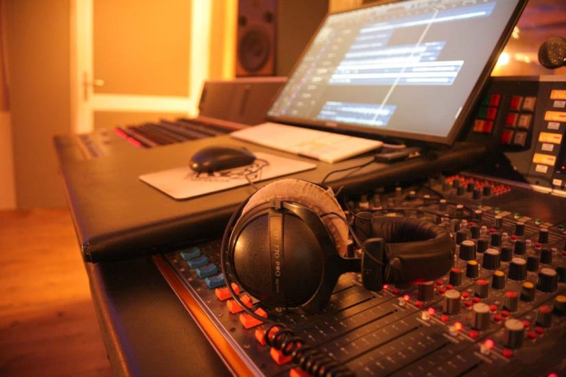 Studio Lyon : Console de mixage analogique, casque et ordinateur de studio. @ Woodlark Studio