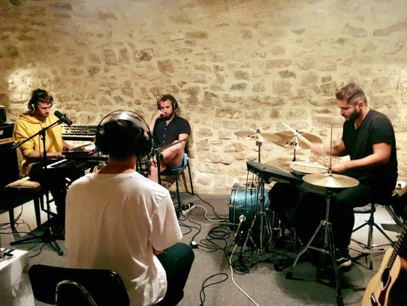 Kiwi Records : groupe enregistrant un morceau dans un studio à Montpellier